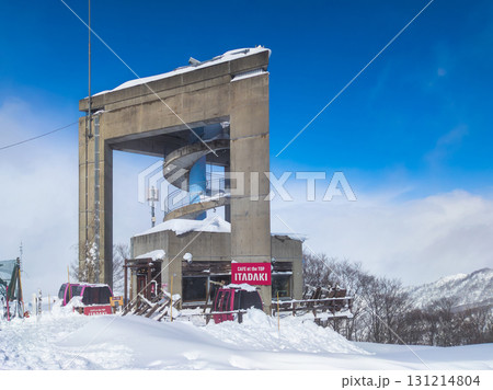 スキー場にあるコンクリート建築の山頂カフェと雪景色 (新潟県、南魚沼市、舞子) スキー場にあるコンクリート建築の山頂カフェと雪景色 (新潟県、南魚沼市、舞子) 131214804