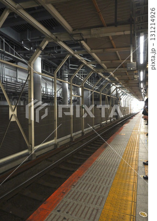 駅のホームに立つ人々と線路【日常】【移動】【通勤】【都市風景】 131214926