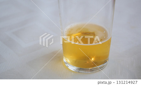 グラスに入った飲みかけのビール 131214927