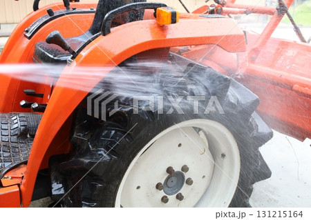 トラクターの高圧洗浄 ― 農機具メンテナンス風景 トラクターの高圧洗浄 ― 農機具メンテナンス風景 131215164