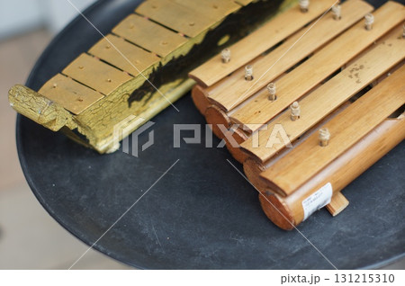 店頭に置かれた木琴 131215310