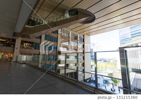 日中の大阪駅 131215360