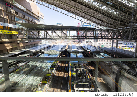 日中の大阪駅 131215364