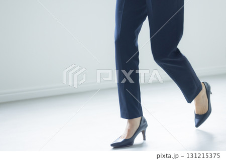 ハイヒールを履いた女性の脚 131215375