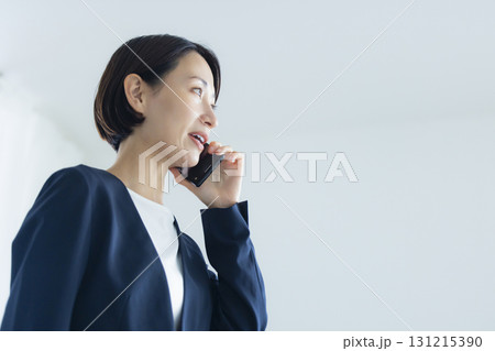 スマホで通話するビジネスウーマン スマホで通話するビジネスウーマン 131215390