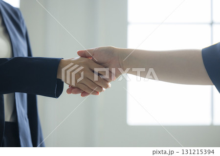 握手をするビジネスウーマン 131215394