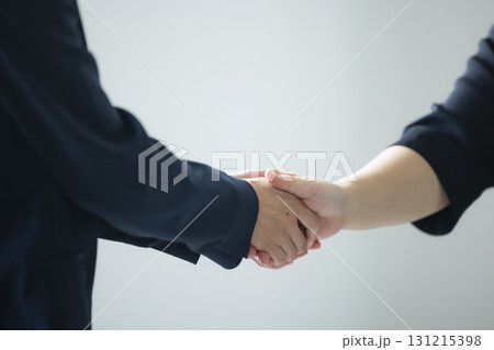 握手をするビジネスウーマン 131215398