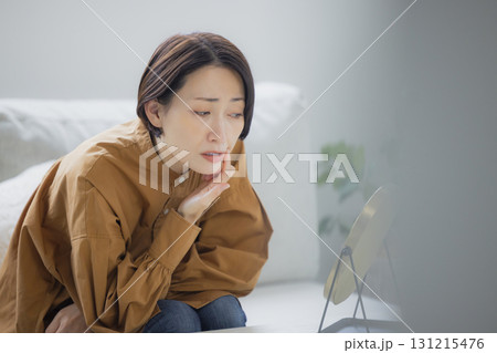 リビングで鏡を見る女性 リビングで鏡を見る女性 131215476