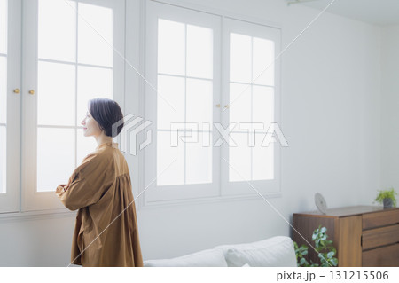 窓から外を見る女性 窓から外を見る女性 131215506