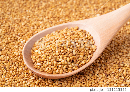 スプーンに載せた金ごま（生ごま）のクローズアップ 131215533