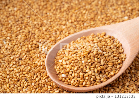 スプーンに載せた金ごま（生ごま）のクローズアップ 131215535