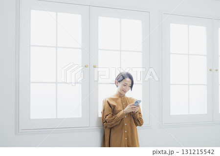 スマホを持つ女性　 131215542
