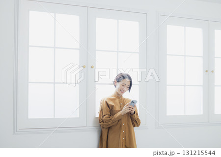 スマホを持つ女性　 131215544