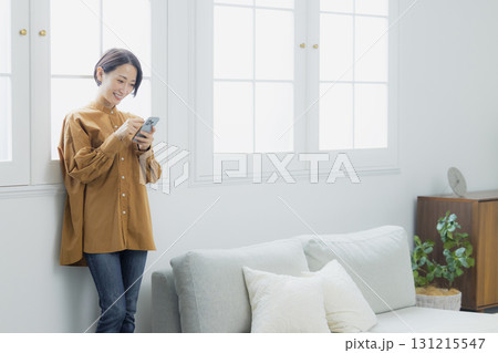 スマホを持つ女性　 131215547