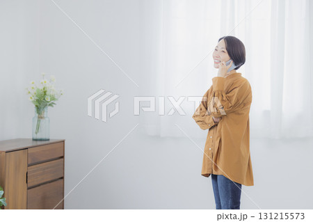 スマホで話す女性 131215573