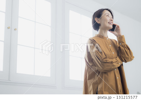 スマホで話す女性 131215577