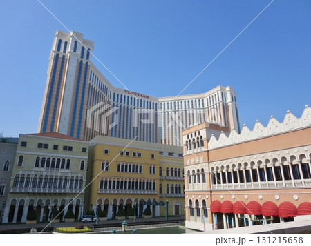 晴天の青空に映える圧巻のスケール感　ベネチアンマカオホテル外観全景 131215658