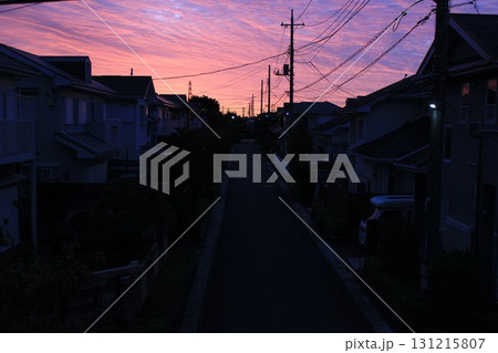 秋の住宅街の朝焼け 131215807