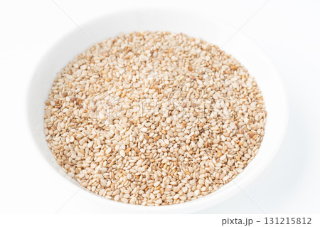 白背景にお皿に入った白ごま(生ごま) 白背景にお皿に入った白ごま(生ごま) 131215812