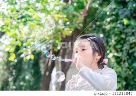 シャボン玉をして遊ぶ小さな女の子 シャボン玉をして遊ぶ小さな女の子 131215843