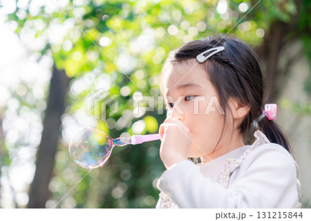 シャボン玉をして遊ぶ小さな女の子 シャボン玉をして遊ぶ小さな女の子 131215844