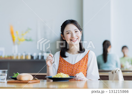 カフェでランチをする若い女性 131215866