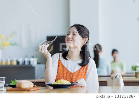 カフェでランチをする若い女性 131215867