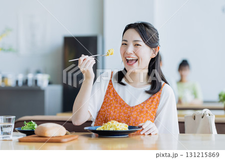 カフェでランチをする若い女性 131215869