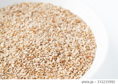 お皿に入った白ごま(生ごま)のクローズアップ お皿に入った白ごま(生ごま)のクローズアップ 131215992