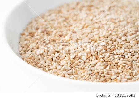 お皿に入った白ごま(生ごま)のクローズアップ お皿に入った白ごま(生ごま)のクローズアップ 131215993