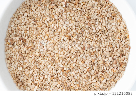 お皿に入った白ごま(生ごま)のクローズアップ お皿に入った白ごま(生ごま)のクローズアップ 131216085