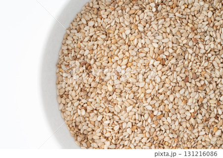 お皿に入った白ごま（生ごま）のクローズアップ 131216086