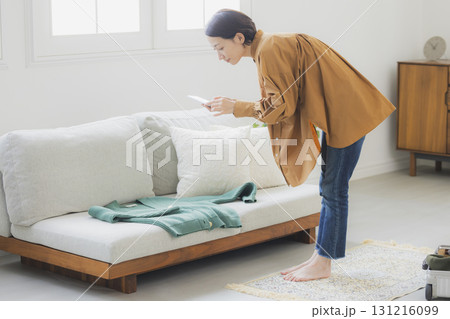 フリマアプリに出品する女性 フリマアプリに出品する女性 131216099