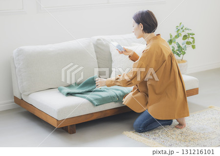 フリマアプリに出品する女性 131216101