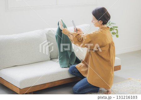 フリマアプリに出品する女性 131216103