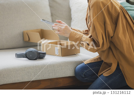 フリマアプリに出品する女性 131216112