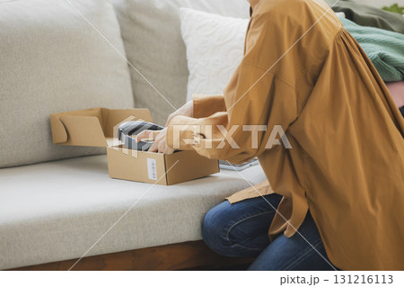 フリマアプリに出品する女性 フリマアプリに出品する女性 131216113