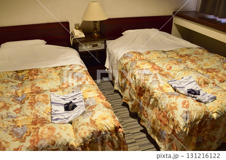 ホテルのツインベッド客室 131216122