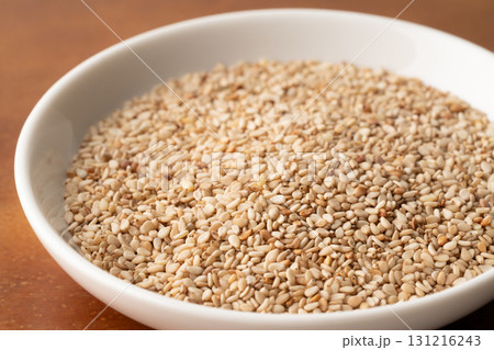 お皿に入った白ごま（生ごま）のクローズアップ 131216243