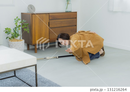 床掃除をするミドル女性 床掃除をするミドル女性 131216264