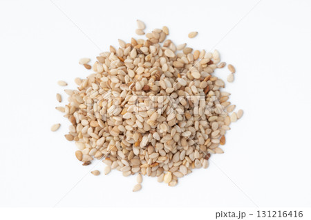 白背景に白ごま（生ごま） 131216416