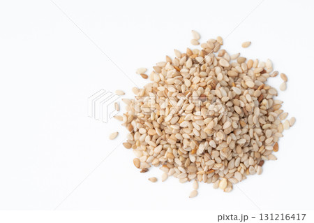 白背景に白ごま（生ごま） 131216417