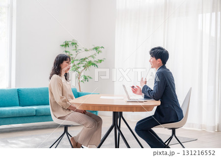 家のリビングを訪問し営業をする男性のビジネスマン 131216552