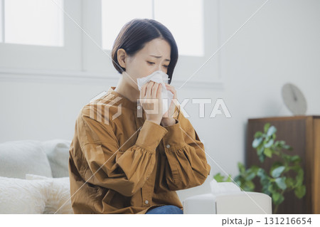 風邪をひいてマスクをつける女性 風邪をひいてマスクをつける女性 131216654