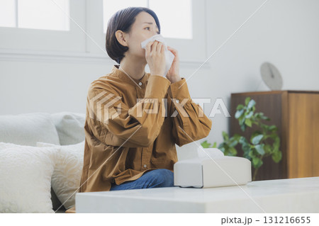 風邪をひいてマスクをつける女性 風邪をひいてマスクをつける女性 131216655