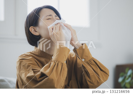 風邪をひいてマスクをつける女性 風邪をひいてマスクをつける女性 131216656