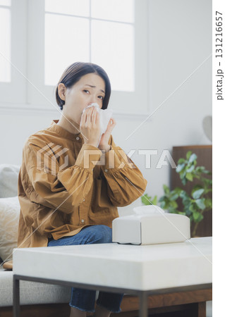 風邪をひいてマスクをつける女性 131216657