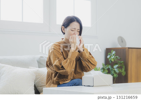 風邪をひいてマスクをつける女性 風邪をひいてマスクをつける女性 131216659