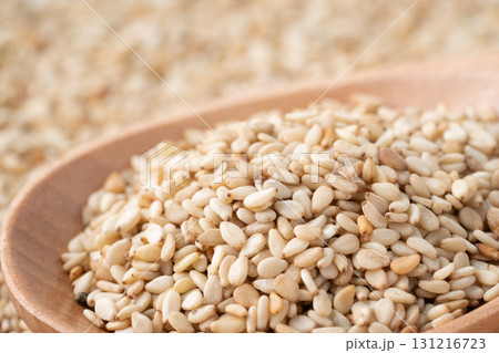 スプーンに載せた白ごま(生ごま)のクローズアップ スプーンに載せた白ごま(生ごま)のクローズアップ 131216723