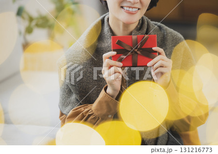 プレゼントを持つミドル女性 131216773